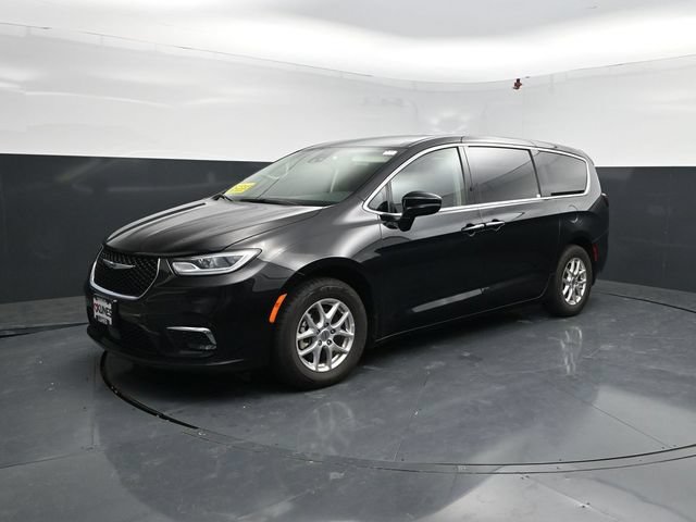 Used 2024 Chrysler Pacifica Touring-L FWD image 3