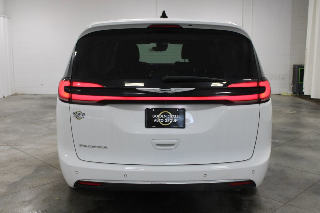 Used 2024 Chrysler Pacifica Touring-L image 8