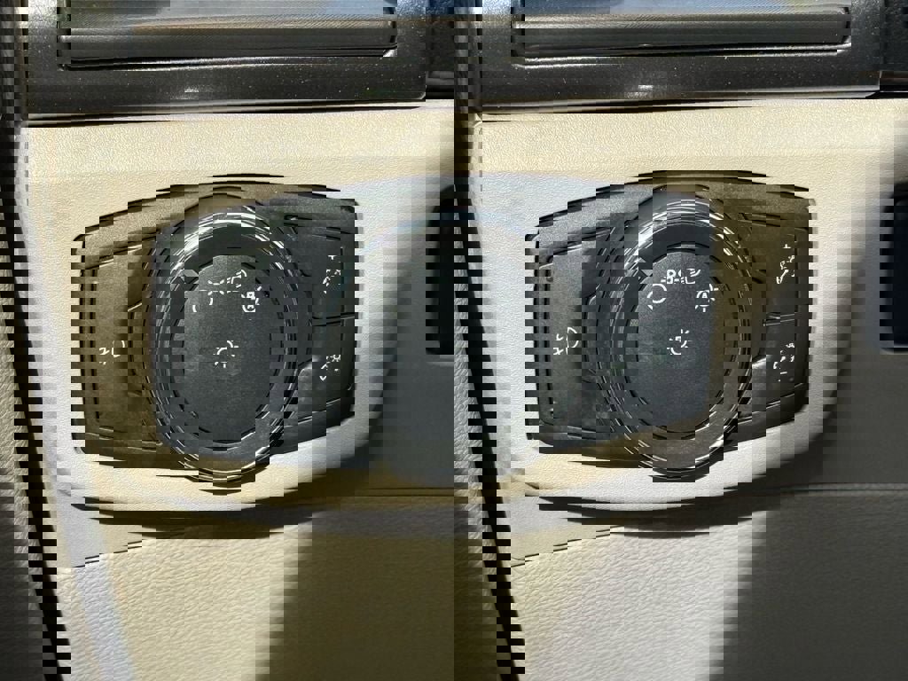 Used 2017 Ford Fusion SE w/ Fusion SE Technology Package image 19