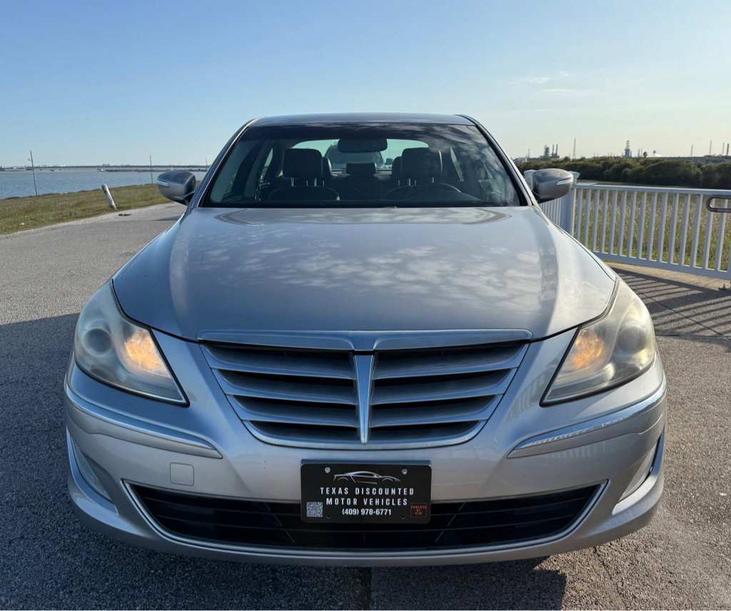 Used 2012 Hyundai Genesis 3.8 image 2