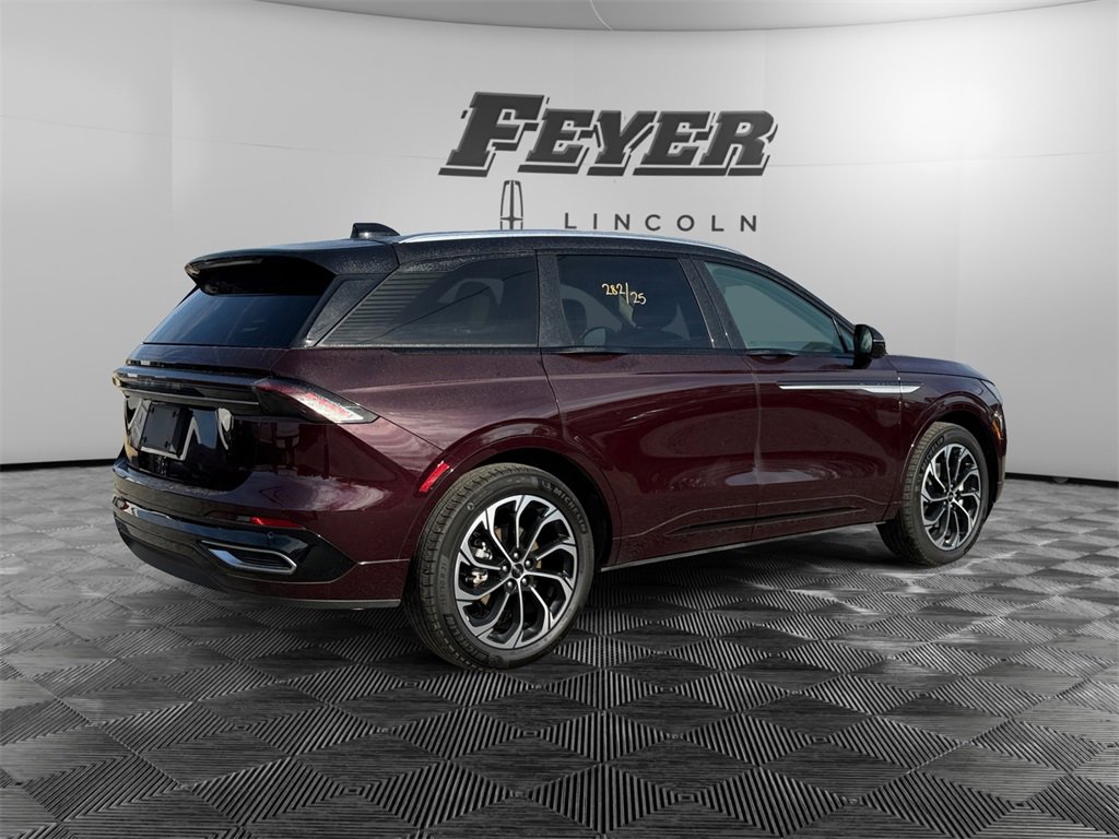 Used 2025 Lincoln Nautilus Reserve image 5