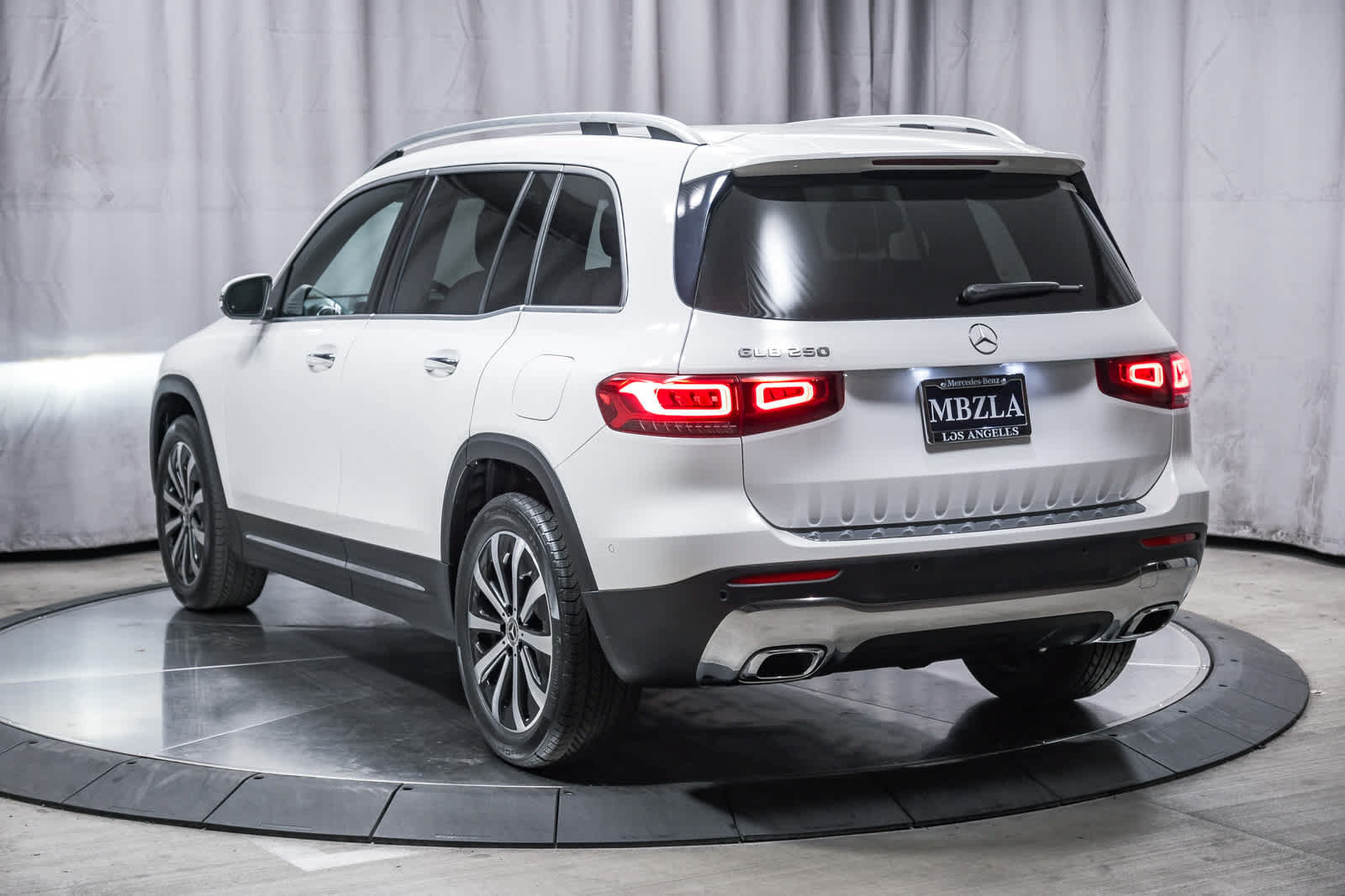 Used 2022 Mercedes-Benz GLB 250 image 2