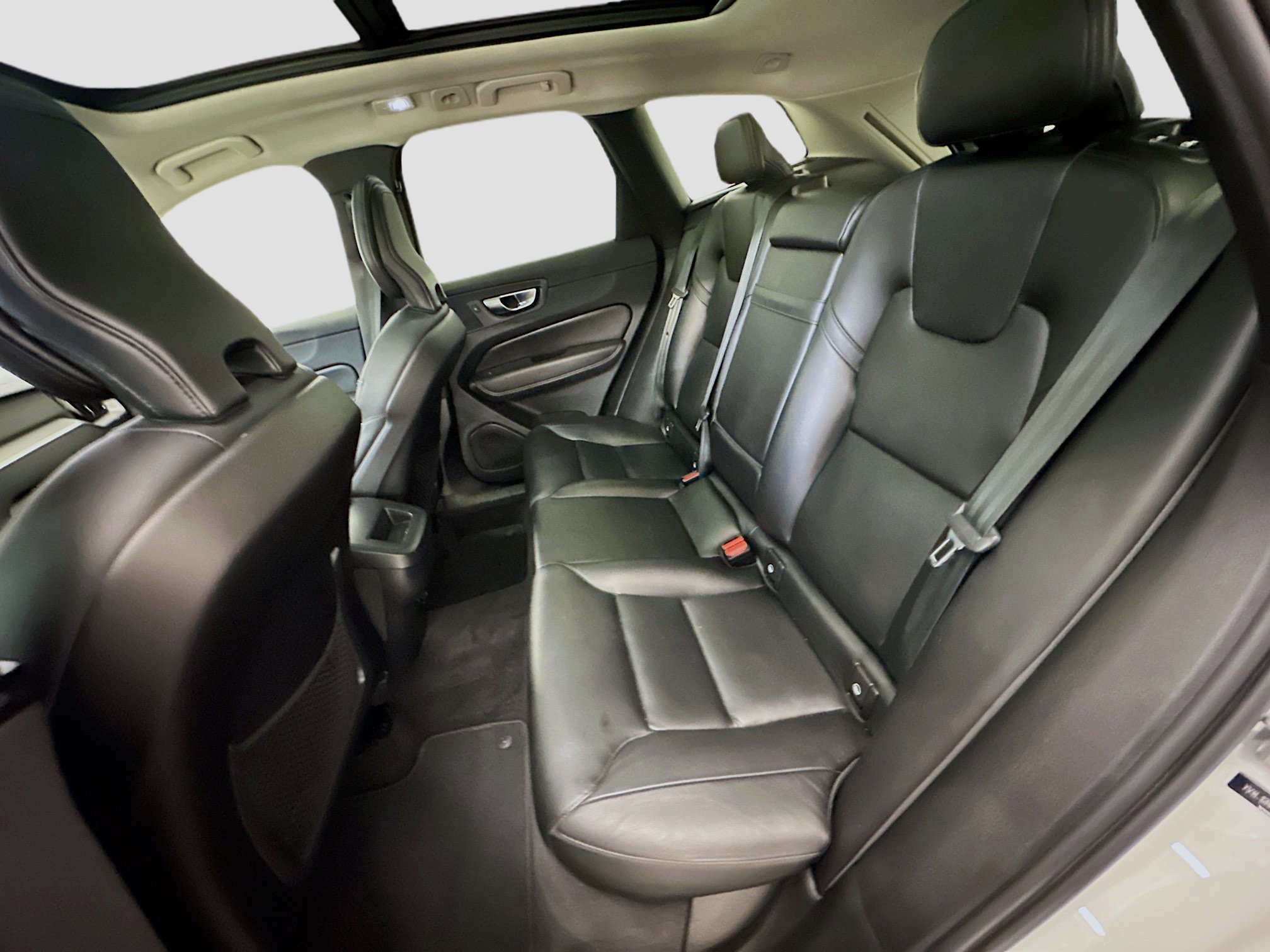 Used 2023 Volvo XC60 B5 Core image 30