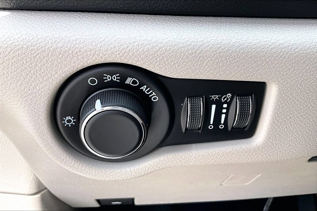 Used 2023 Chrysler Voyager LX FWD image 32