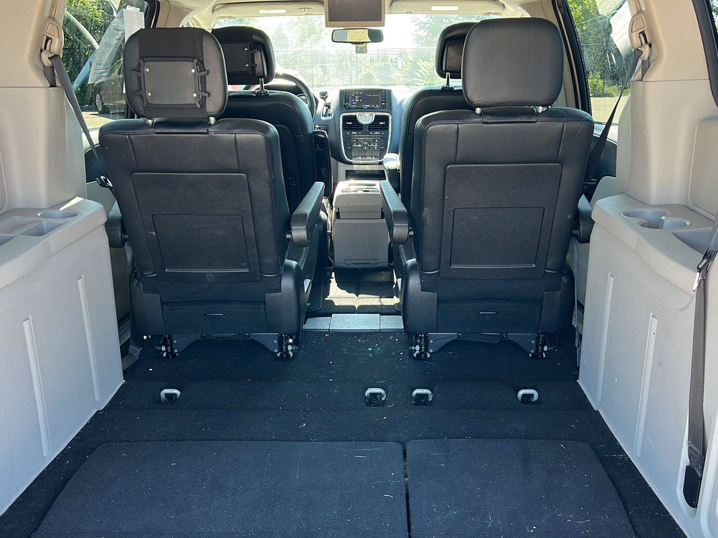Used 2016 Chrysler Town & Country Touring FWD image 23