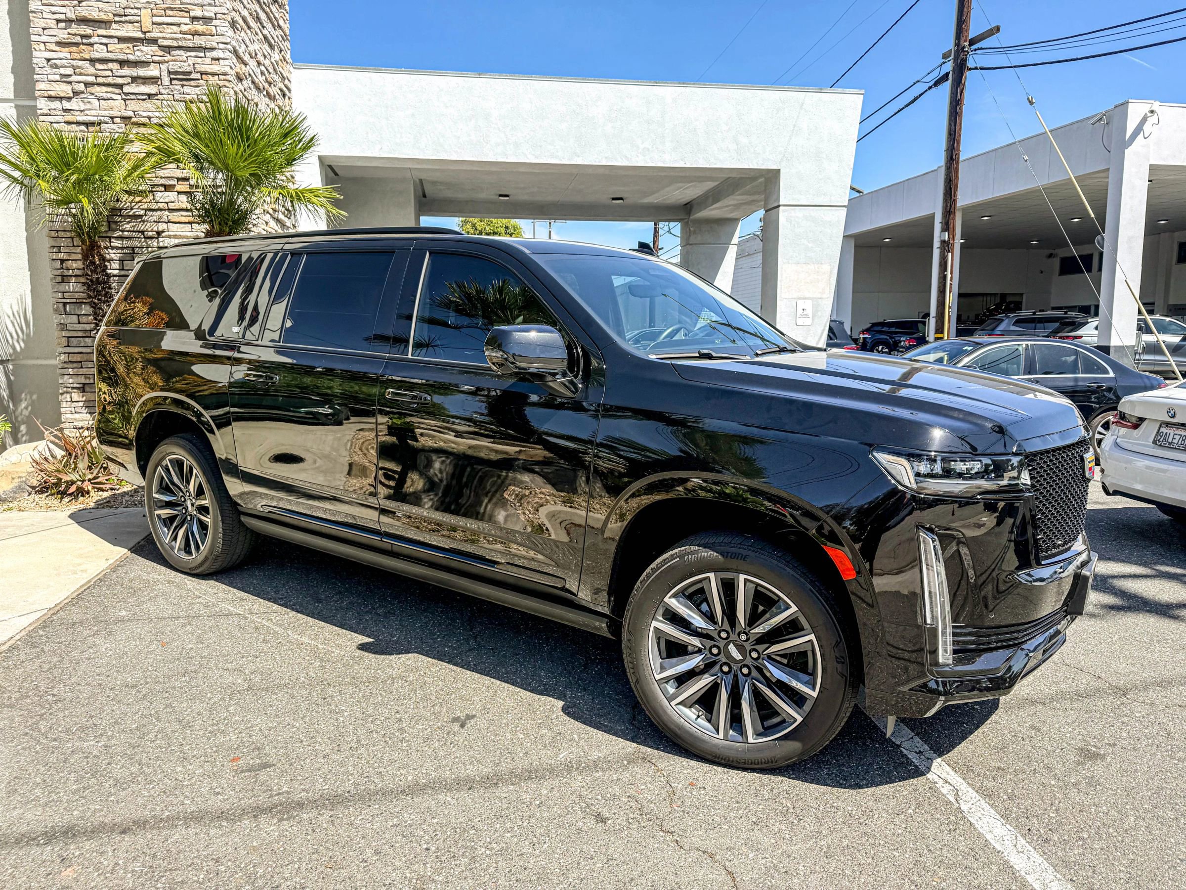 Used 2022 Cadillac Escalade ESV Sport Platinum w/ Heavy-Duty Trailer Package AWD/4WD image 2
