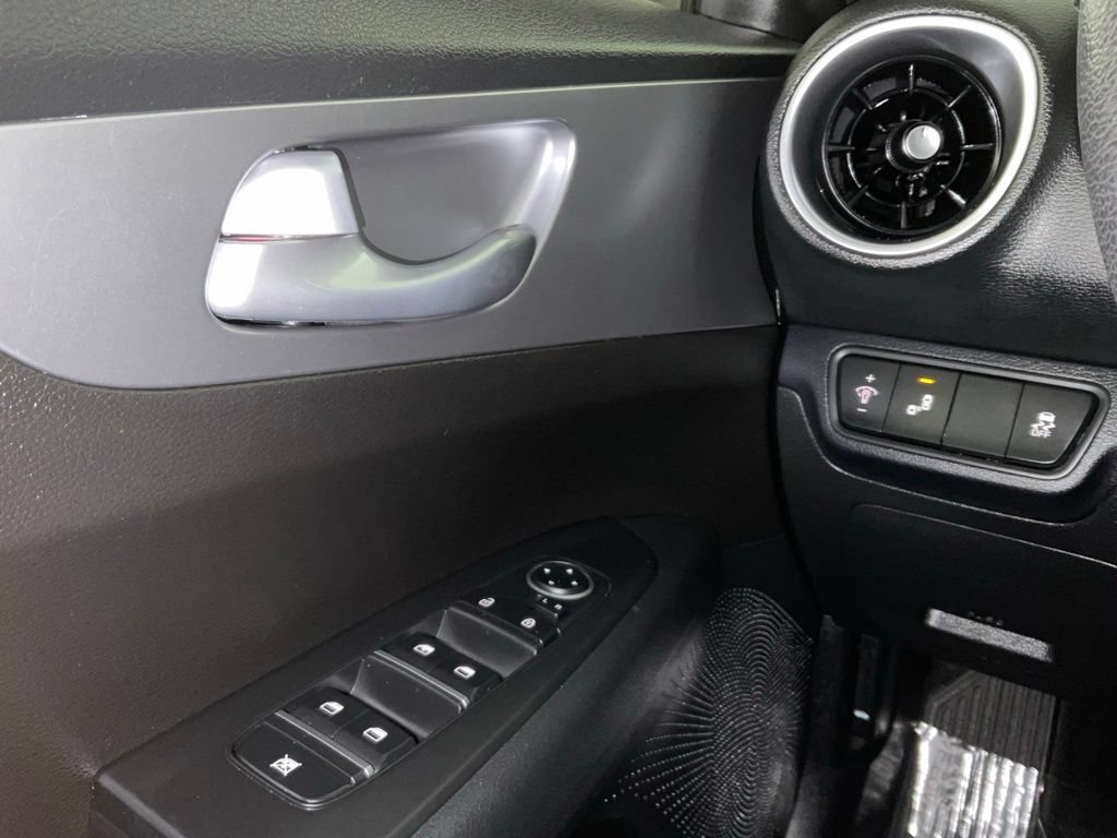 Used 2023 Kia Forte LXS w/ LXS Technology Package FWD image 19