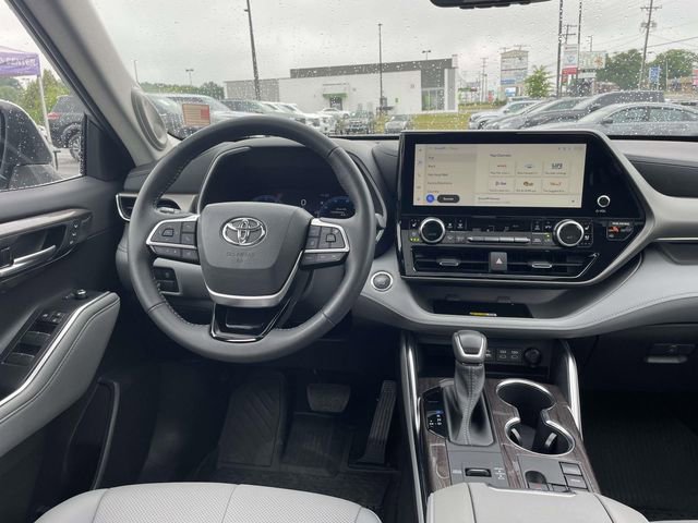 Used 2023 Toyota Highlander Limited FWD image 12