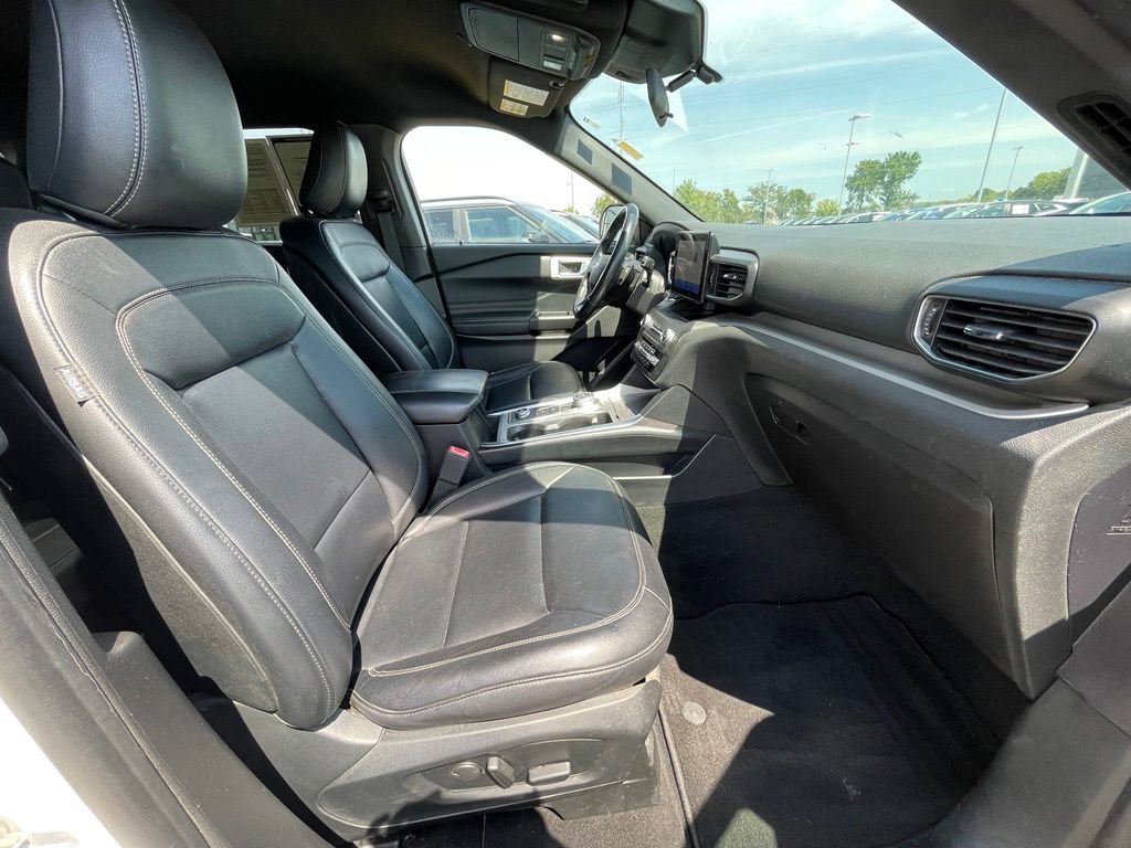 Used 2020 Ford Explorer XLT w/ Equipment Group 202A AWD/4WD image 28