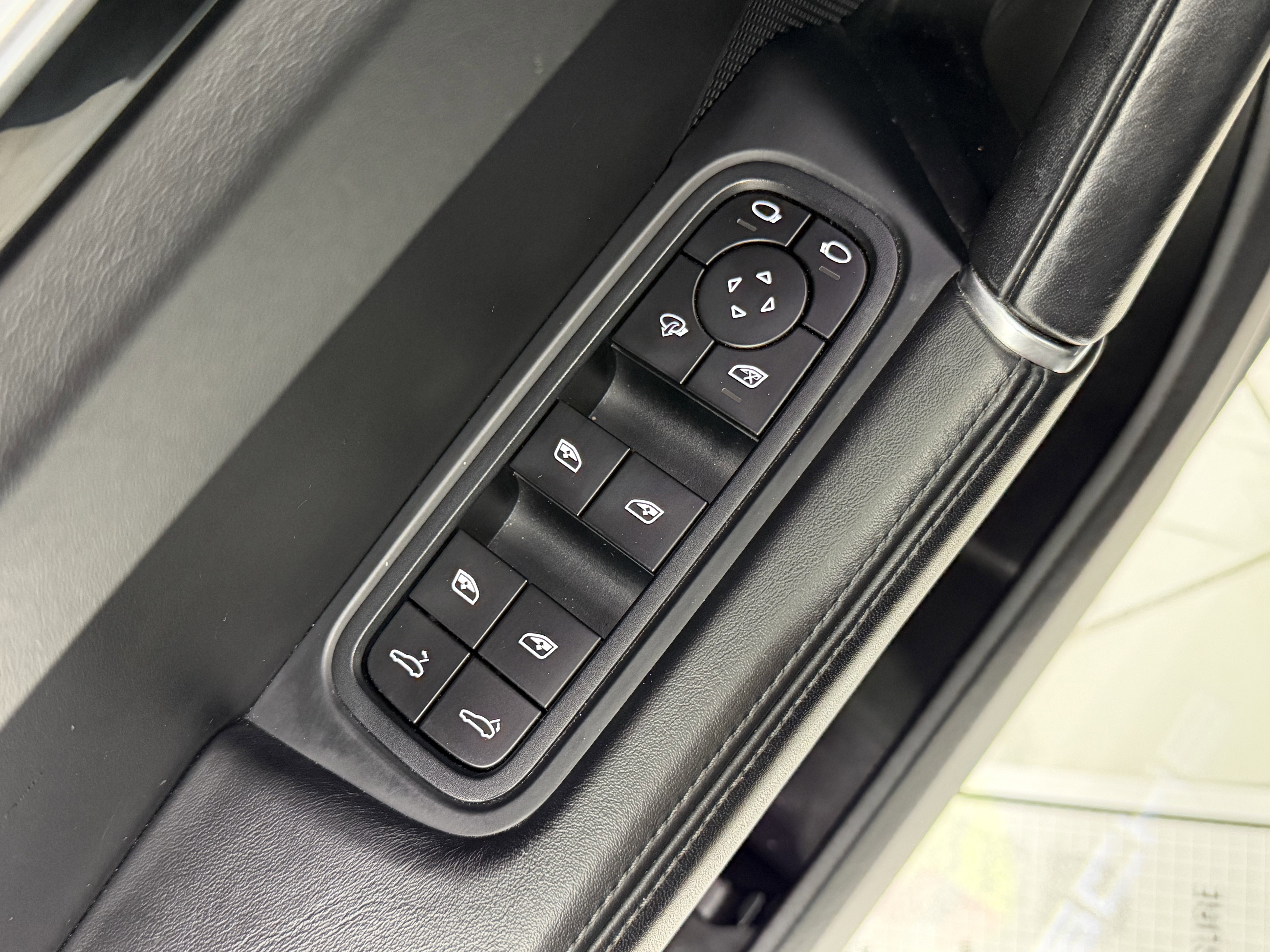 Certified 2022 Porsche Cayenne Platinum Edition image 29