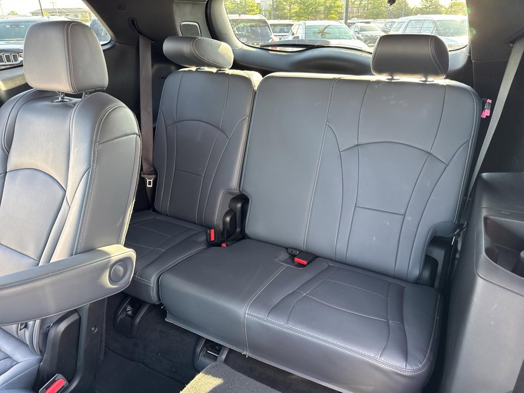 Used 2024 Buick Enclave Premium image 16