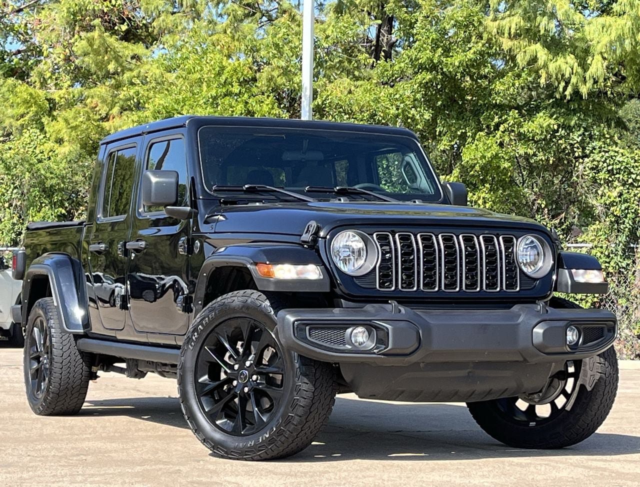 Used 2024 Jeep Gladiator Sport AWD/4WD image 2