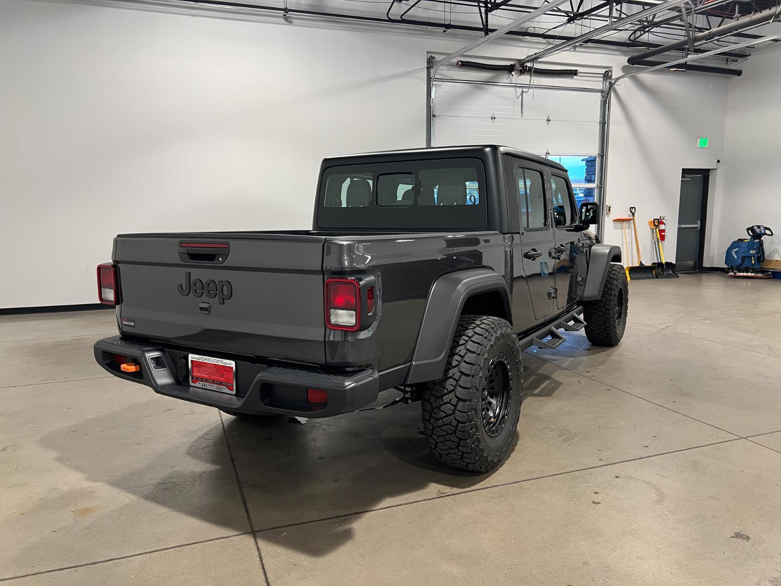 Used 2025 Jeep Gladiator Sport image 3