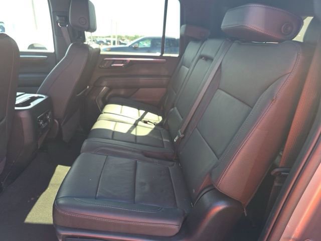 Used 2025 Chevrolet Suburban Z71 AWD/4WD image 14