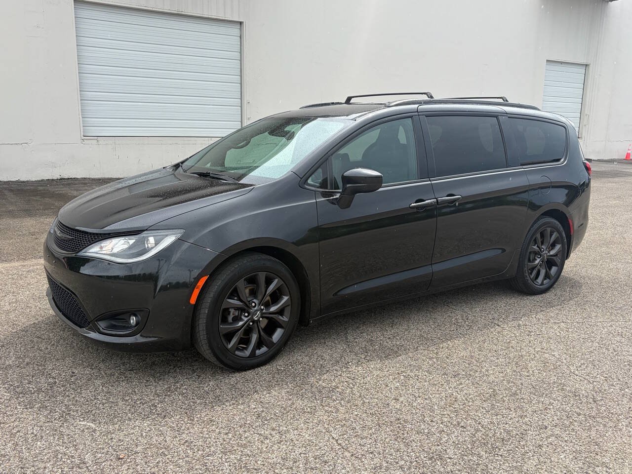 Used 2018 Chrysler Pacifica Touring-L w/ Premium Audio Group FWD image 1