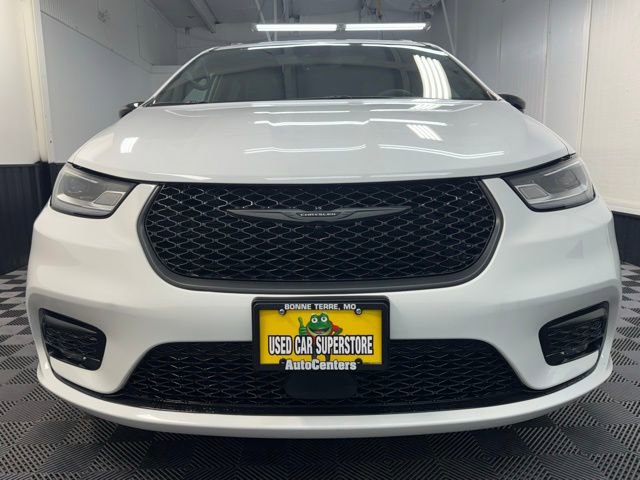 Used 2025 Chrysler Pacifica Limited image 2