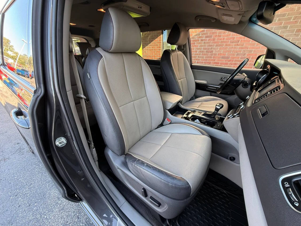 Used 2018 Kia Sedona SX FWD image 18