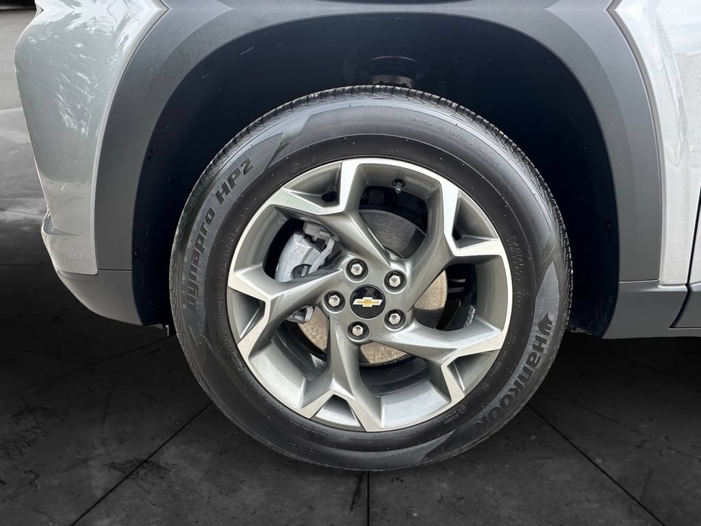 Used 2025 Chevrolet Trax LT w/ Driver Confidence Package FWD image 14