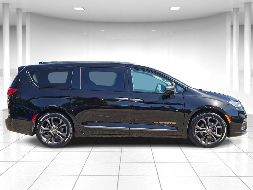 Used 2024 Chrysler Pacifica Touring-L w/ Road Tripper Package FWD image 2