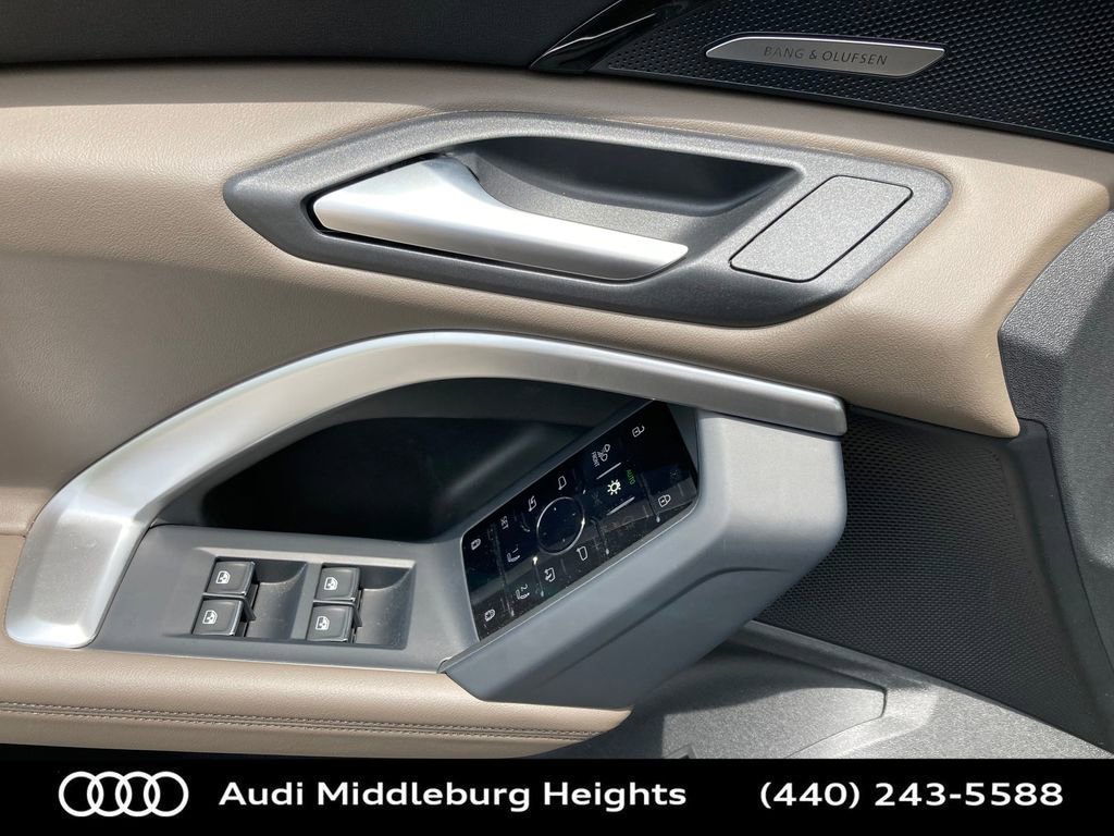 Used 2025 Audi Q5 Premium w/ Convenience Package image 12