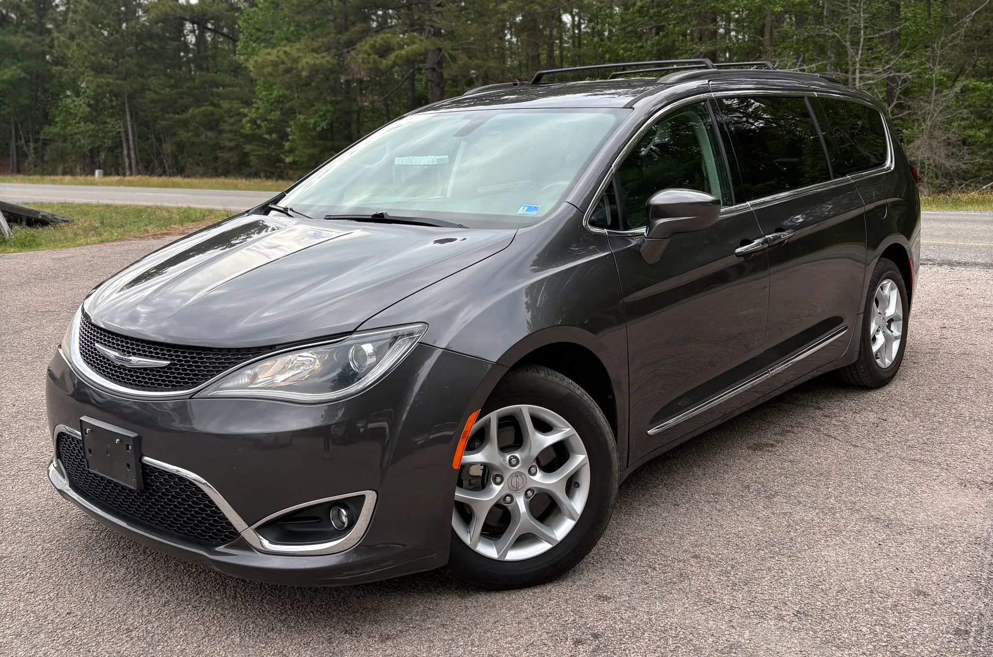 Used 2017 Chrysler Pacifica Touring-L w/ Tire & Wheel Group FWD image 2