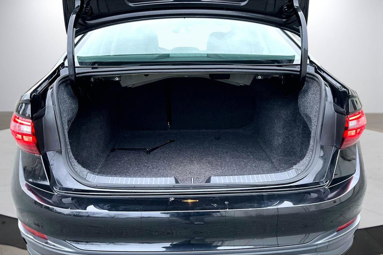 Used 2024 Volkswagen Jetta SE image 23