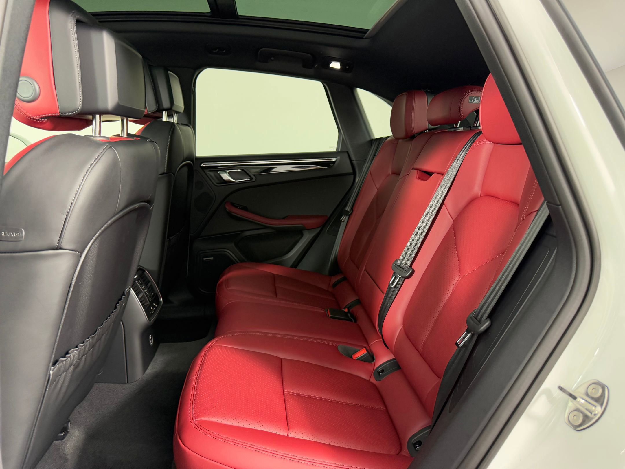 Certified 2026 Porsche Macan AWD/4WD image 16