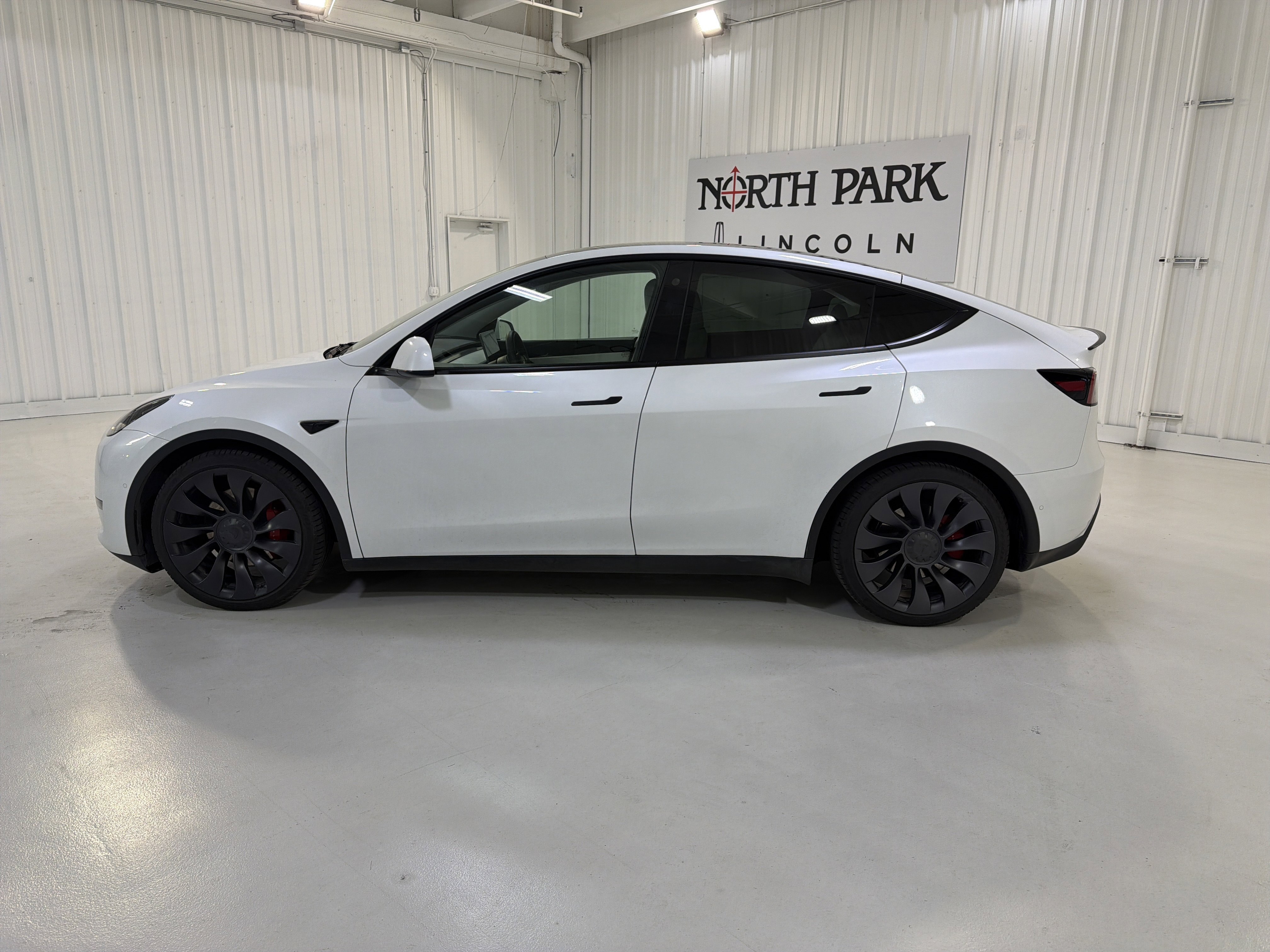 Used 2022 Tesla Model Y Performance AWD/4WD image 2