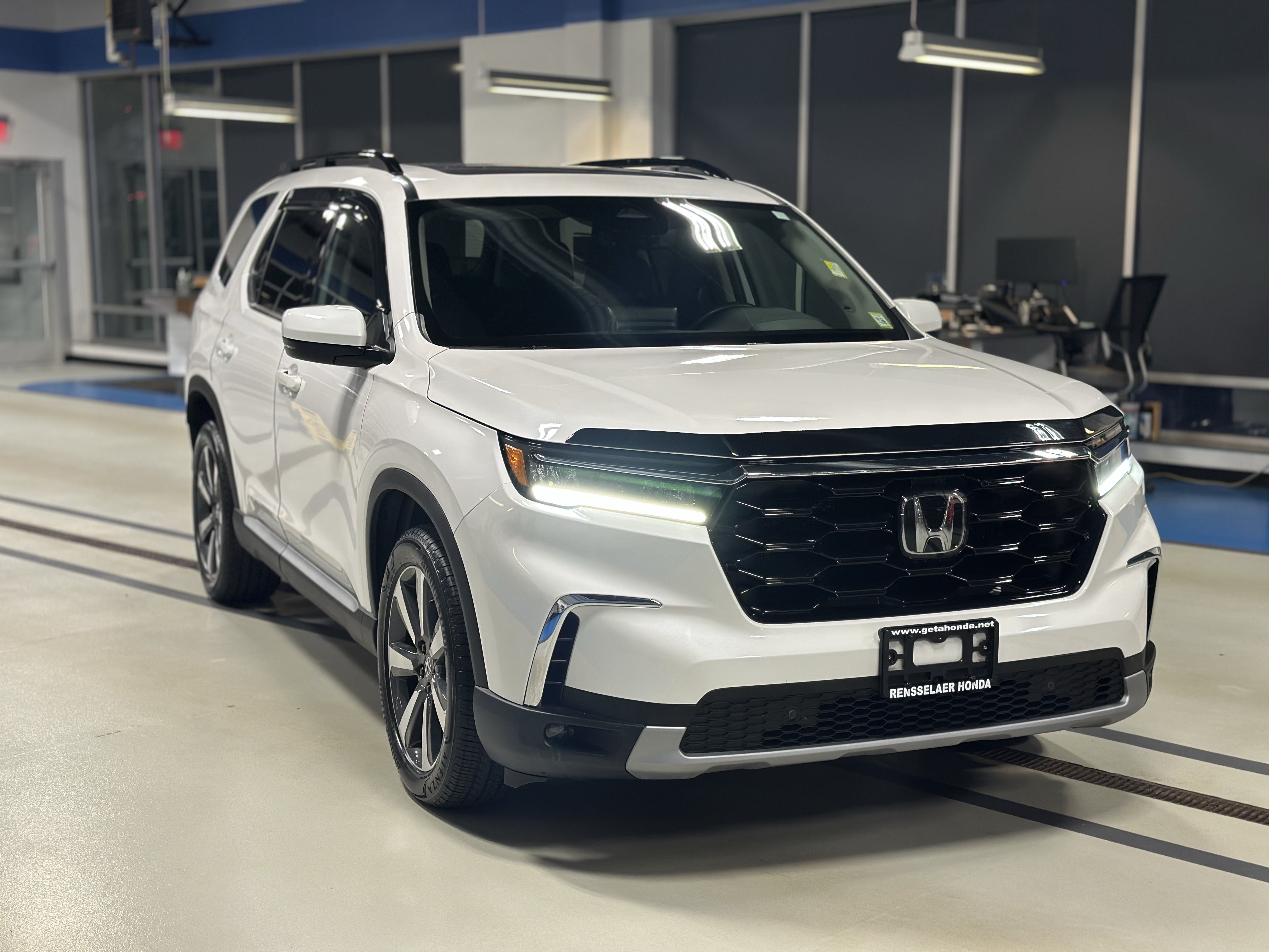 Used 2023 Honda Pilot Touring image 4