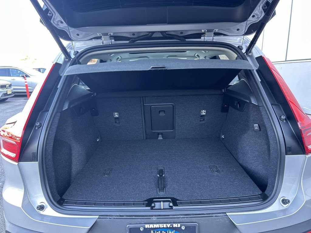 Certified 2025 Volvo XC40 B5 Ultra w/ Protection Package Premier image 17