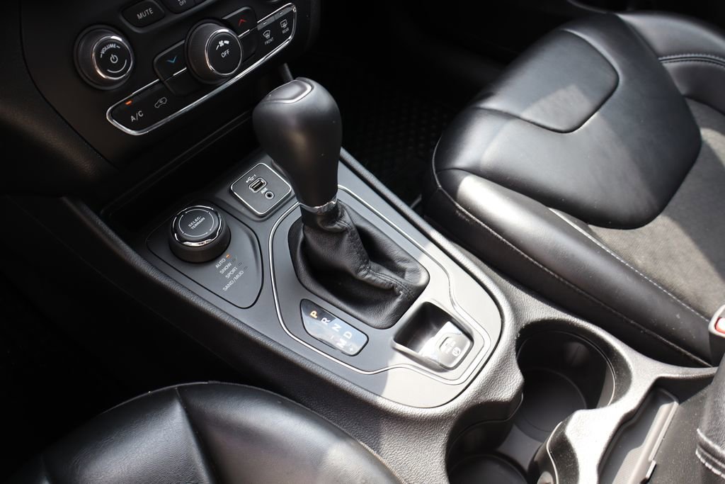 Used 2020 Jeep Cherokee Latitude Plus w/ Cold Weather Group AWD/4WD image 25