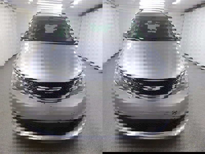 Used 2021 Chrysler Voyager Lxi image 2