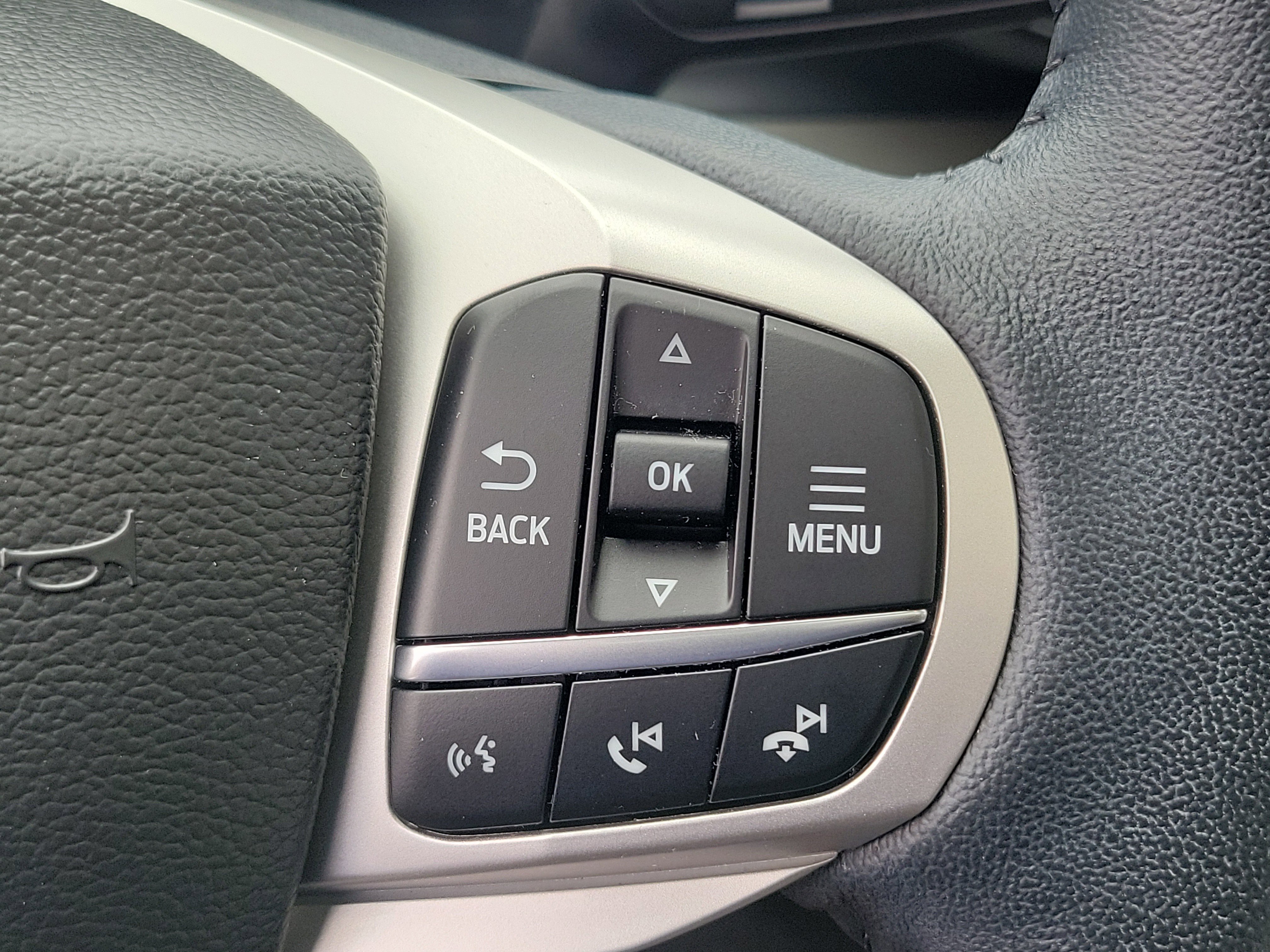 Used 2023 Ford Explorer XLT w/ Equipment Group 202A AWD/4WD image 25
