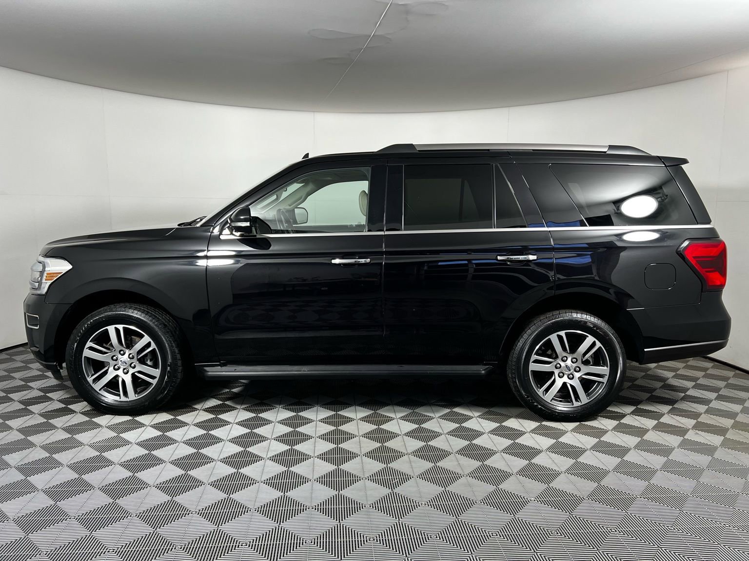 Used 2024 Ford Expedition Limited image 8