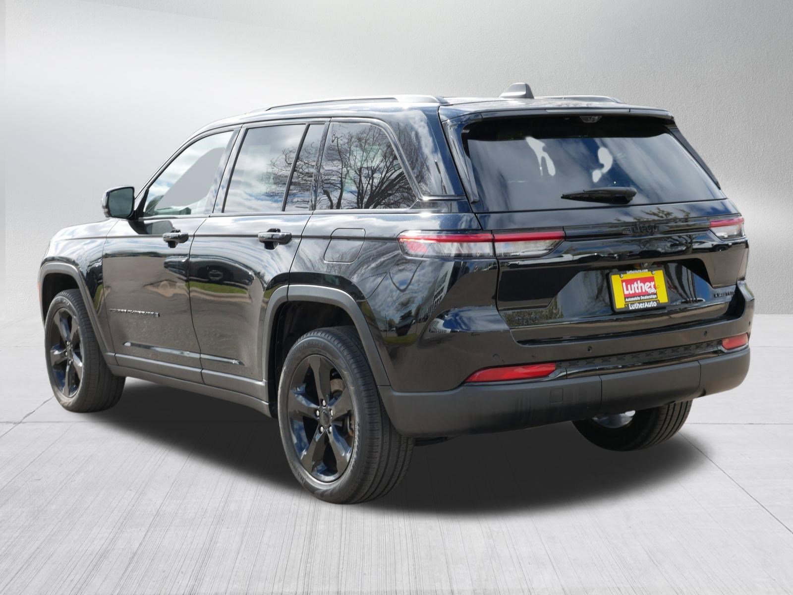 Used 2023 Jeep Grand Cherokee Limited w/ Luxury Tech Group II AWD/4WD image 5