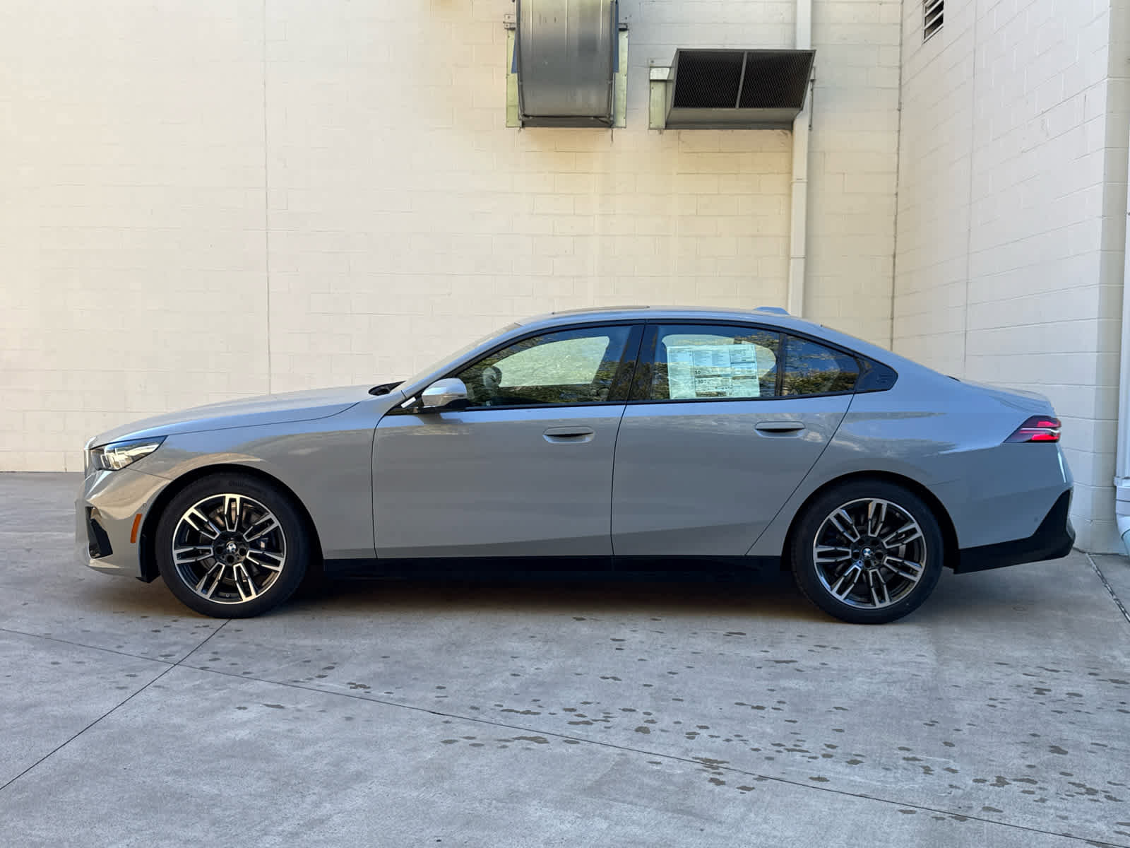 Used 2026 BMW 530i xDrive w/ M Sport Package image 5