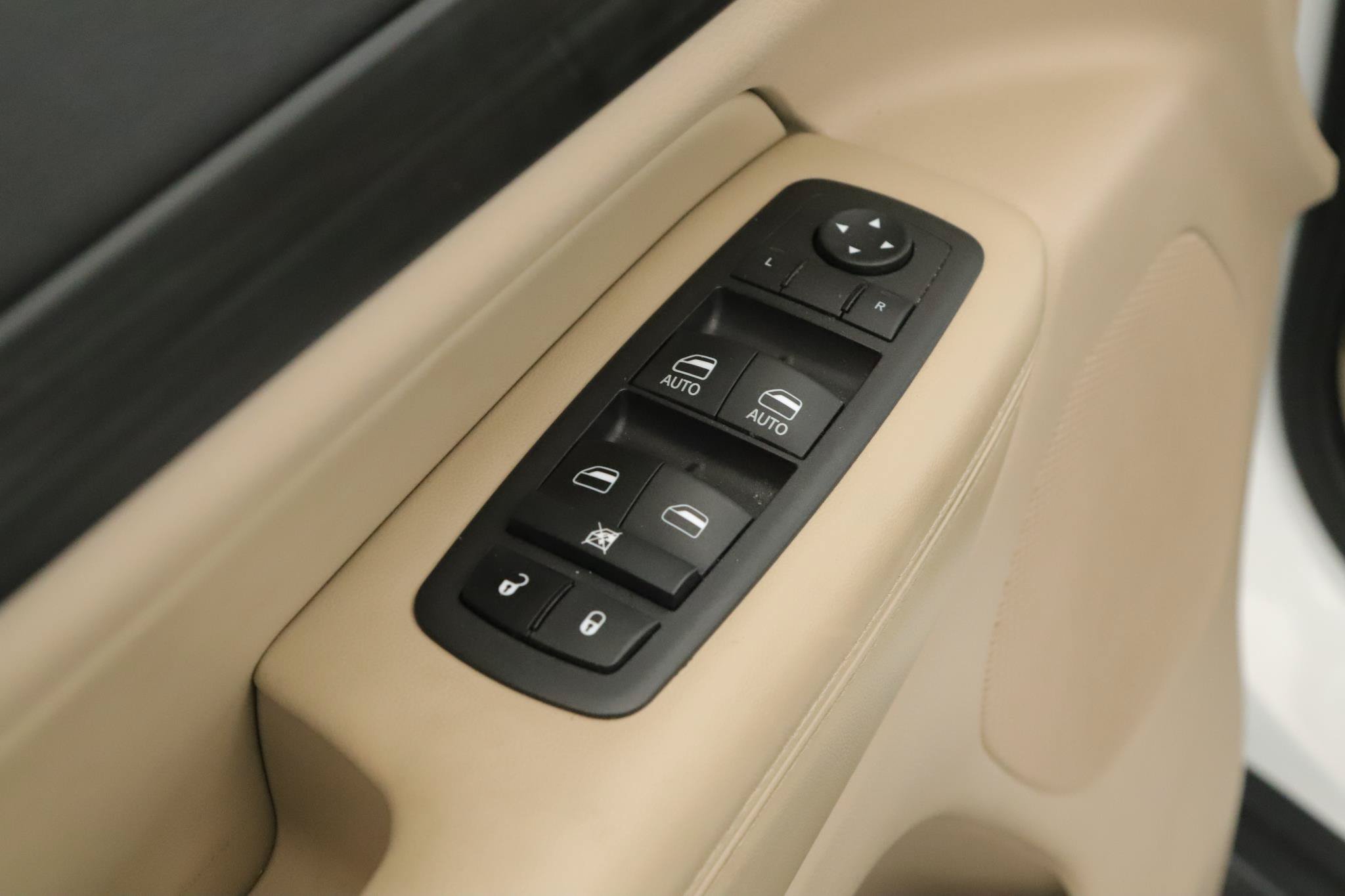 Certified 2022 Jeep Grand Cherokee Laredo E AWD/4WD image 6