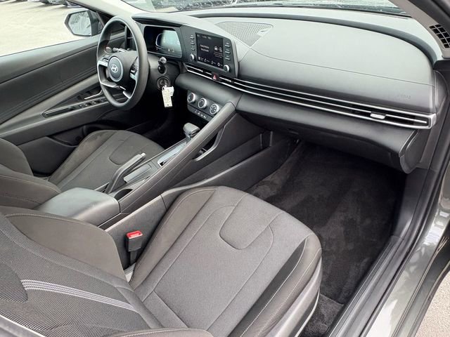 Used 2025 Hyundai Elantra SE image 14