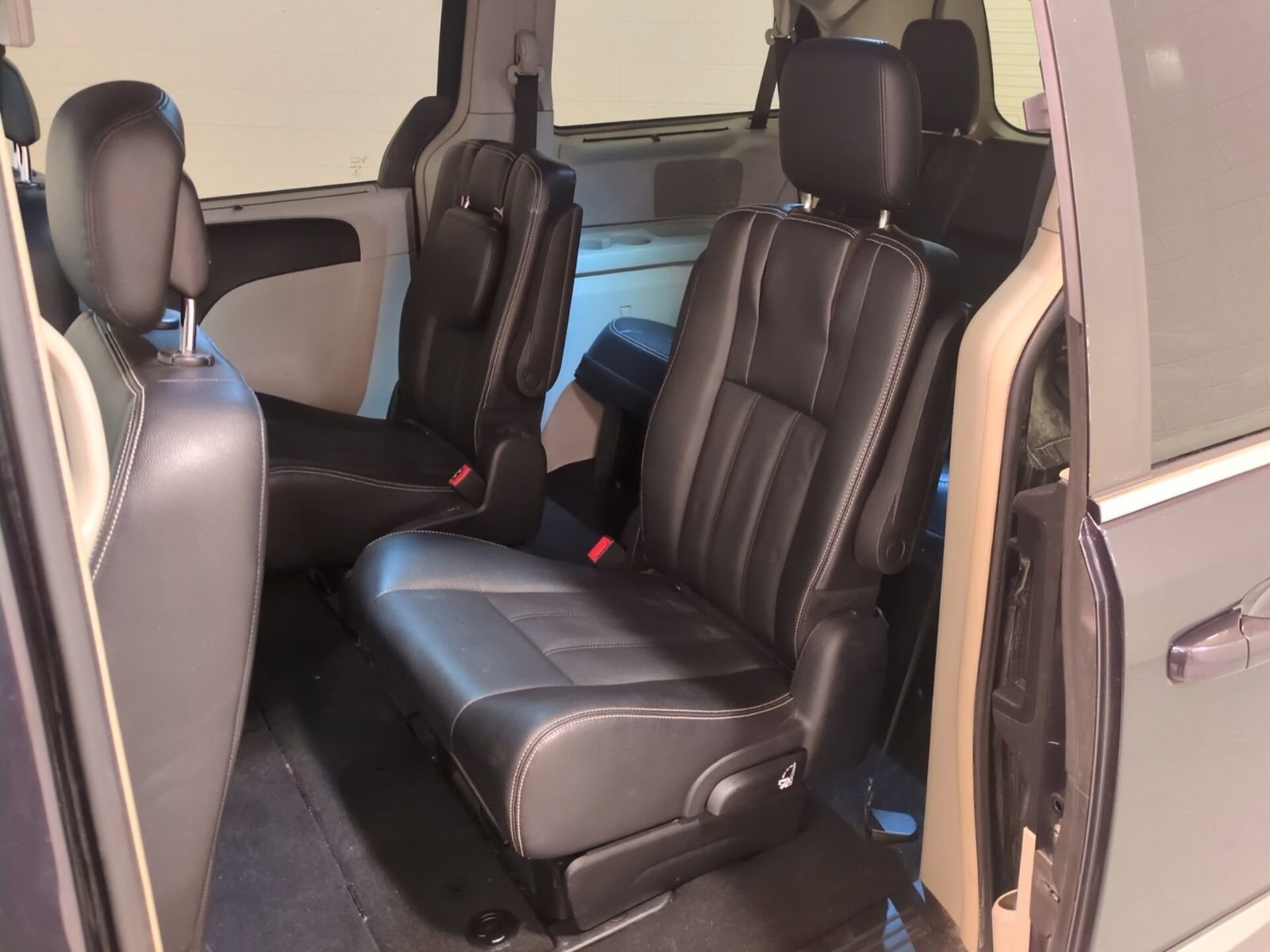 Used 2014 Chrysler Town & Country Touring image 15