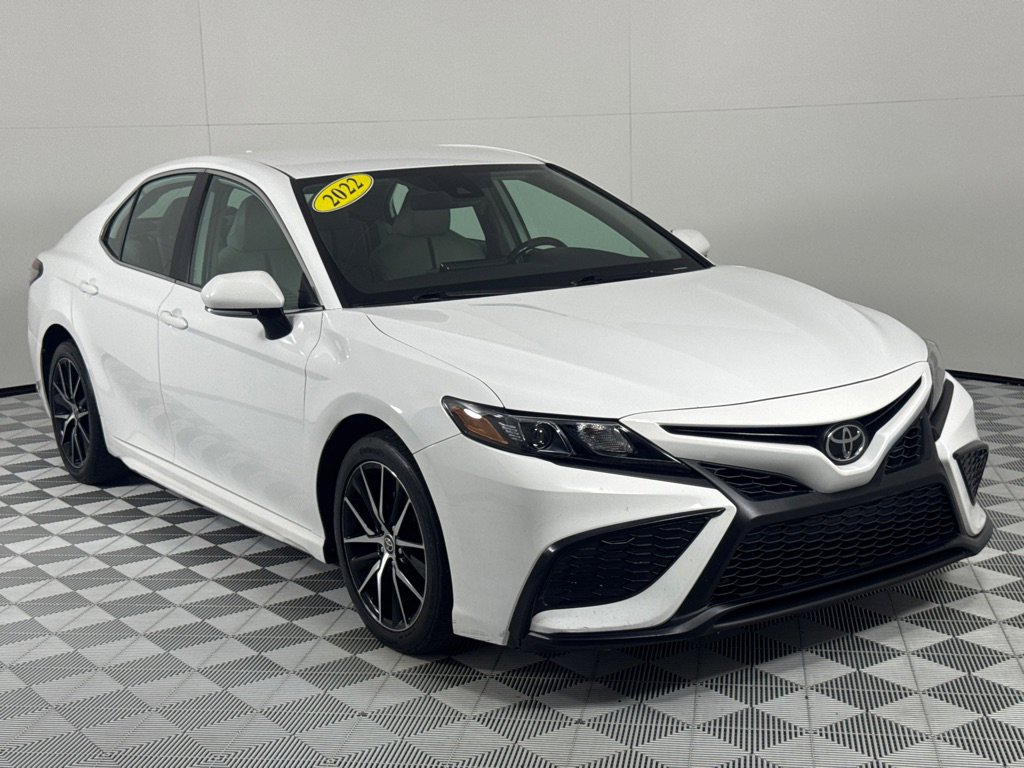 Used 2022 Toyota Camry SE image 3