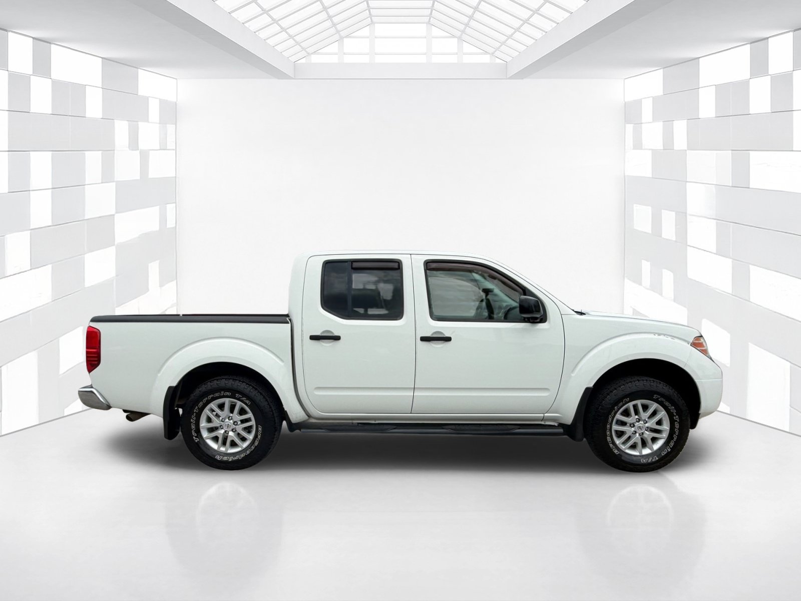 Used 2017 Nissan Frontier SV w/ SV Value Truck Package RWD image 6