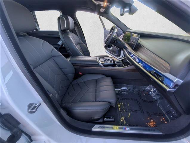 Used 2025 BMW i7 xDrive60 AWD/4WD image 26