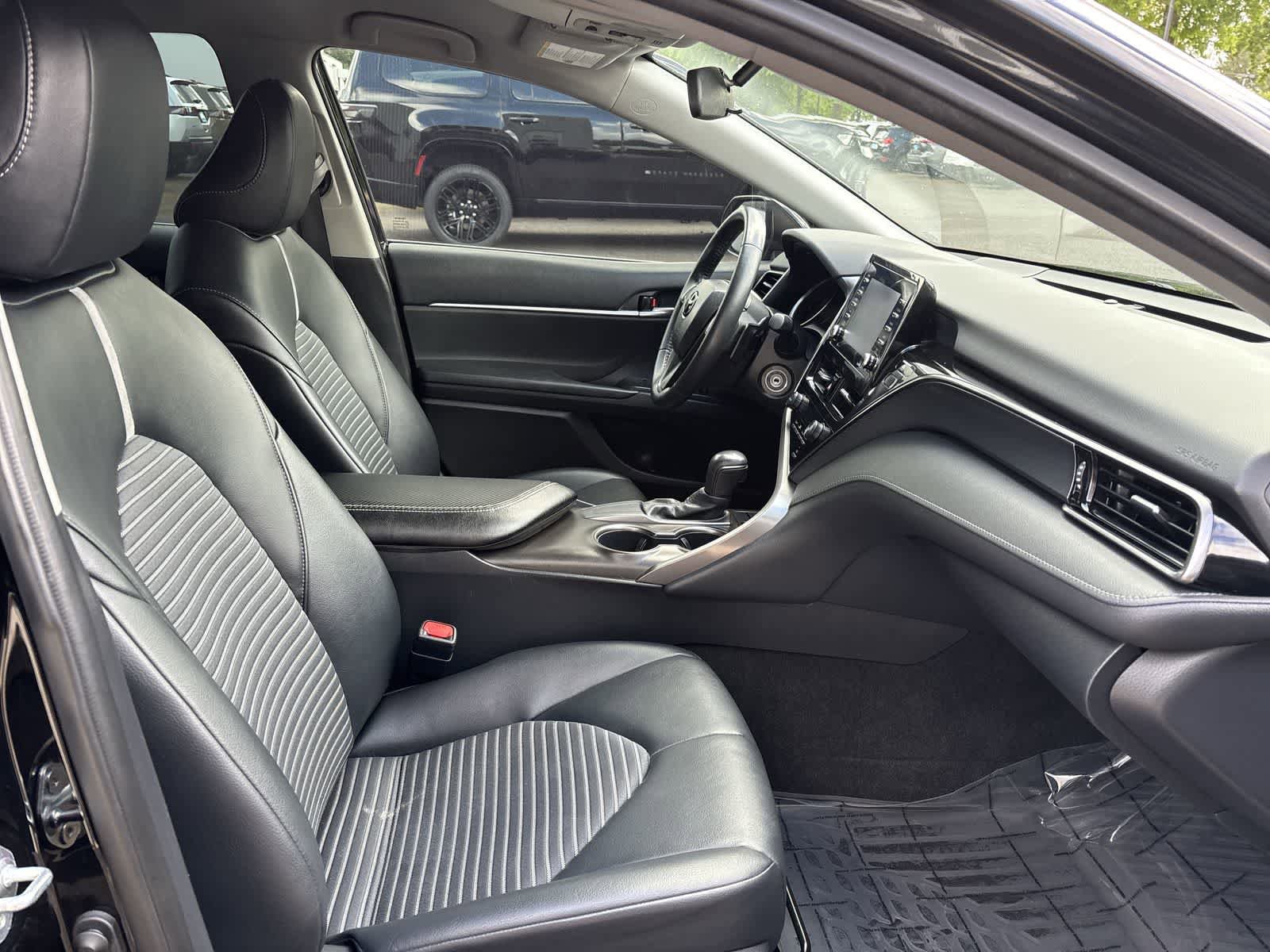 Used 2021 Toyota Camry SE w/ Carpet Mat Package (TMS) FWD image 4