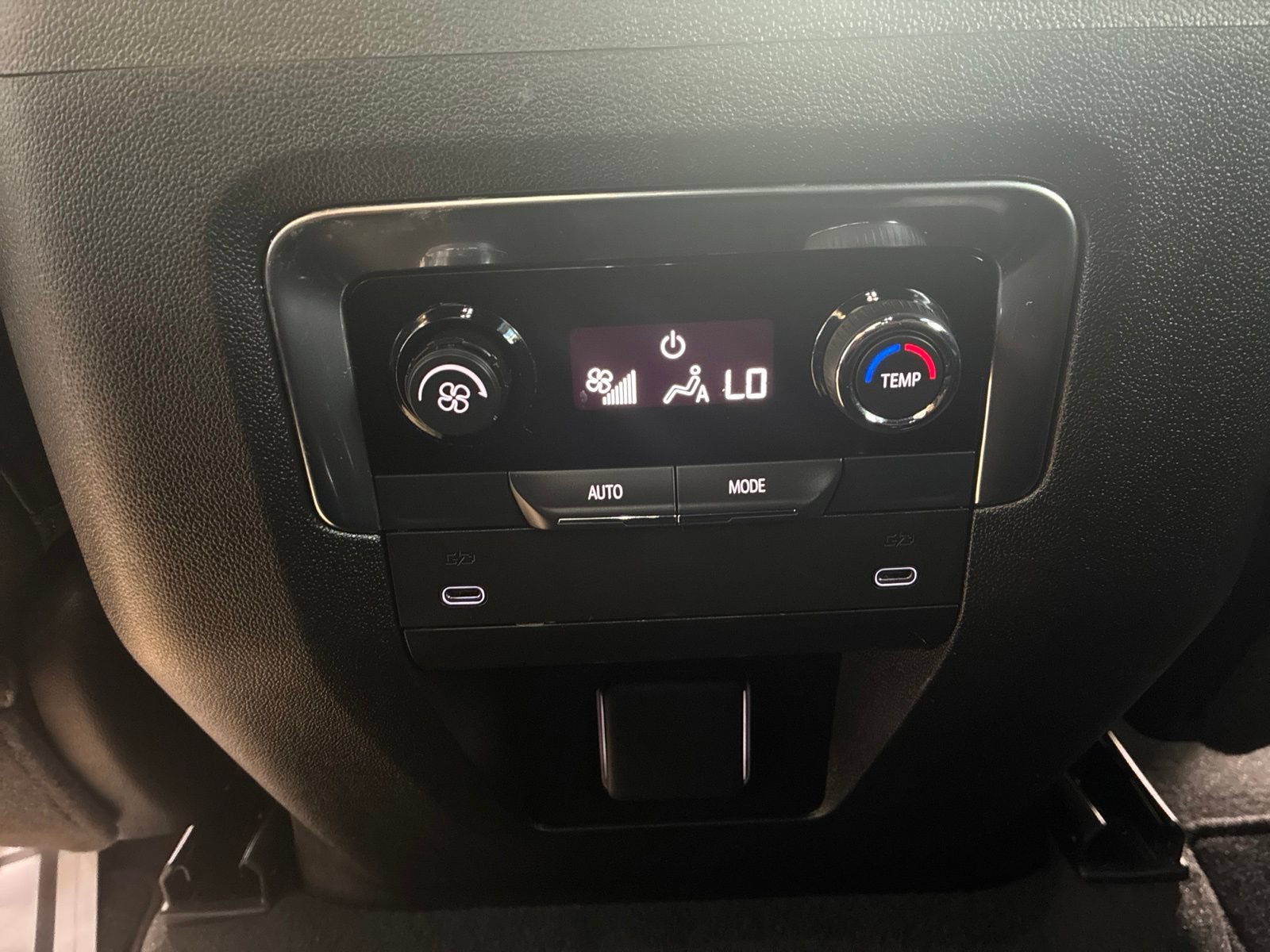 Used 2025 Chevrolet Suburban Z71 AWD/4WD image 18