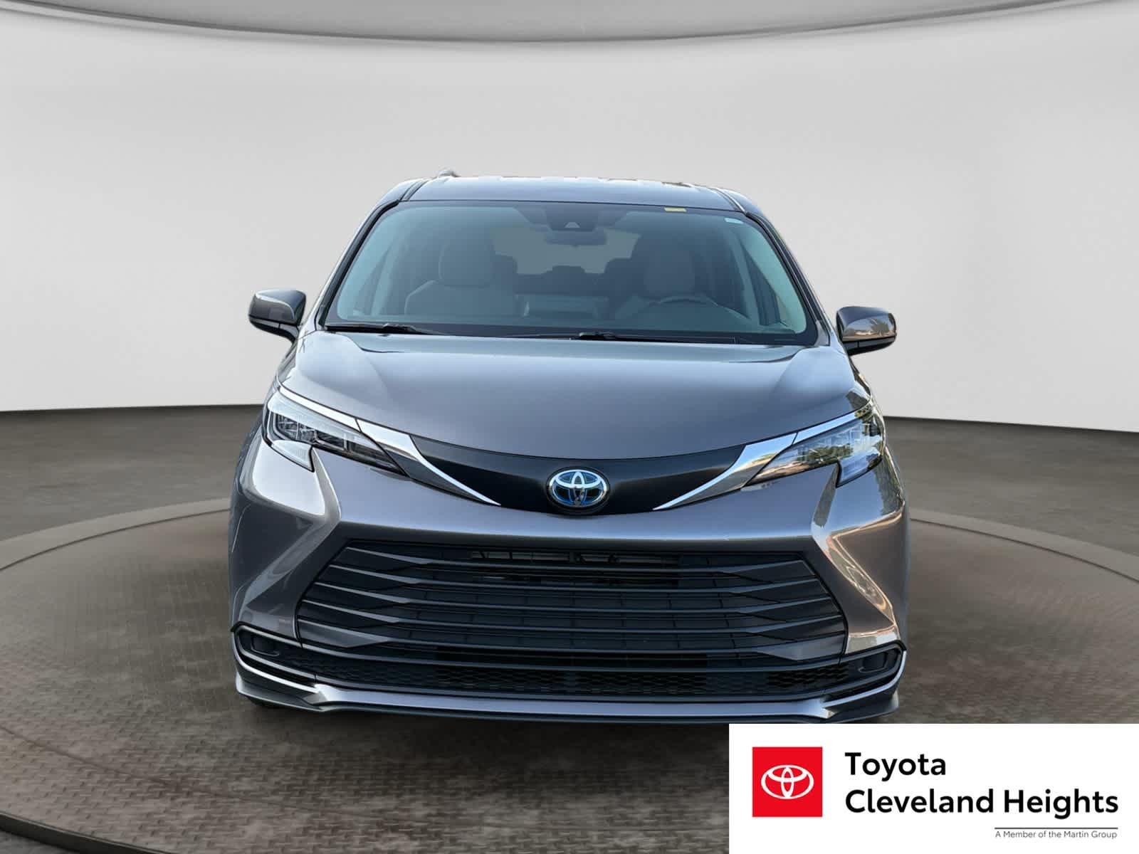 Used 2024 Toyota Sienna LE AWD/4WD image 2
