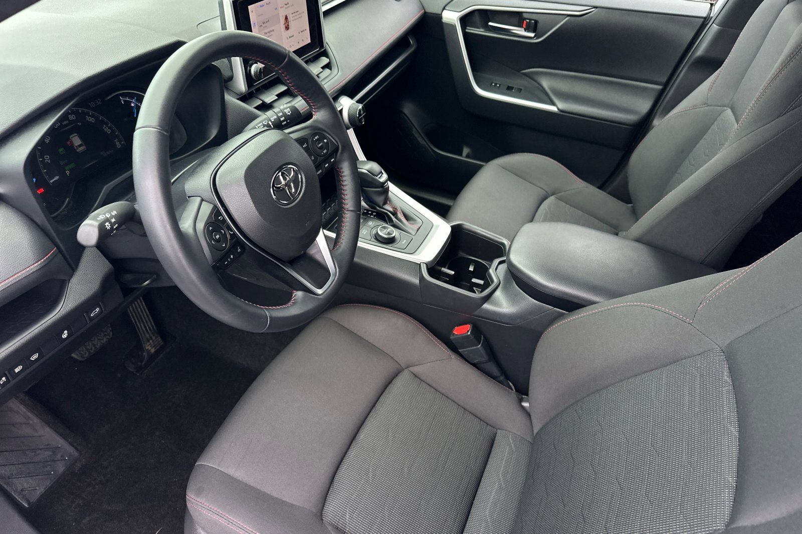 Used 2023 Toyota RAV4 SE w/ Weather & Moonroof Package image 10