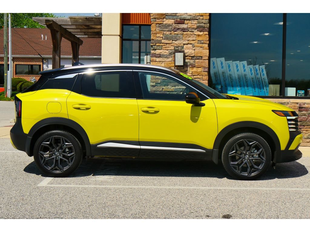 Used 2025 Nissan Kicks SR AWD/4WD image 2