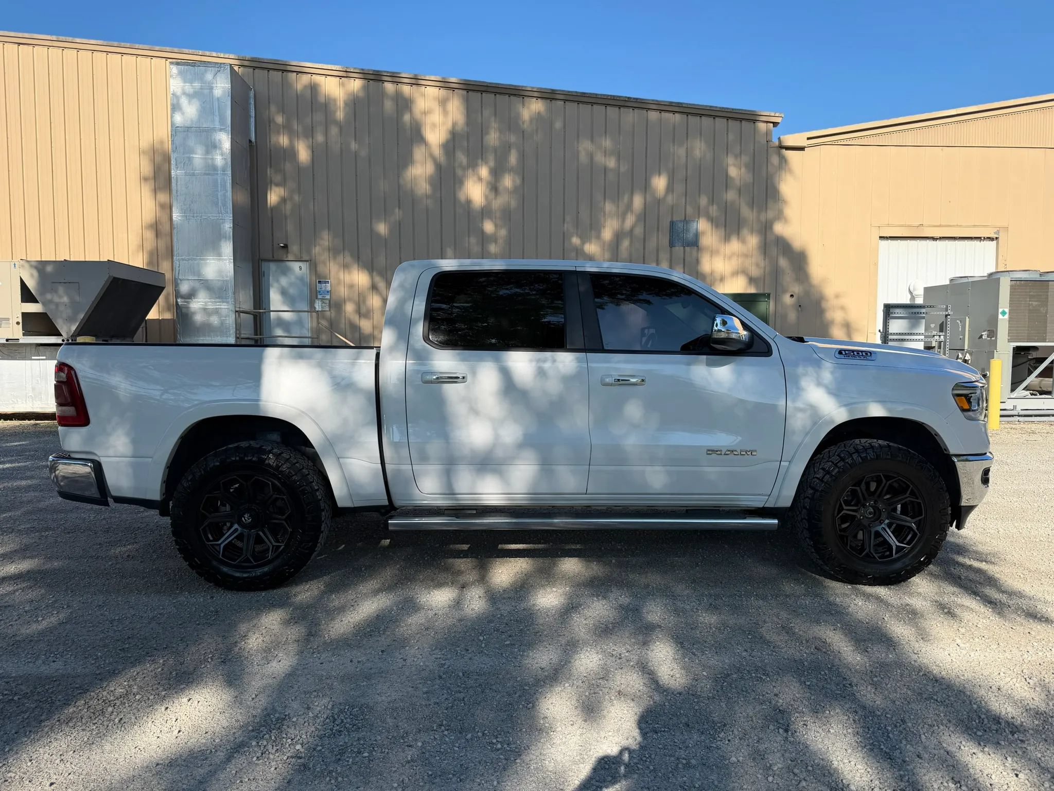 Used 2019 RAM 1500 Laramie AWD/4WD image 4
