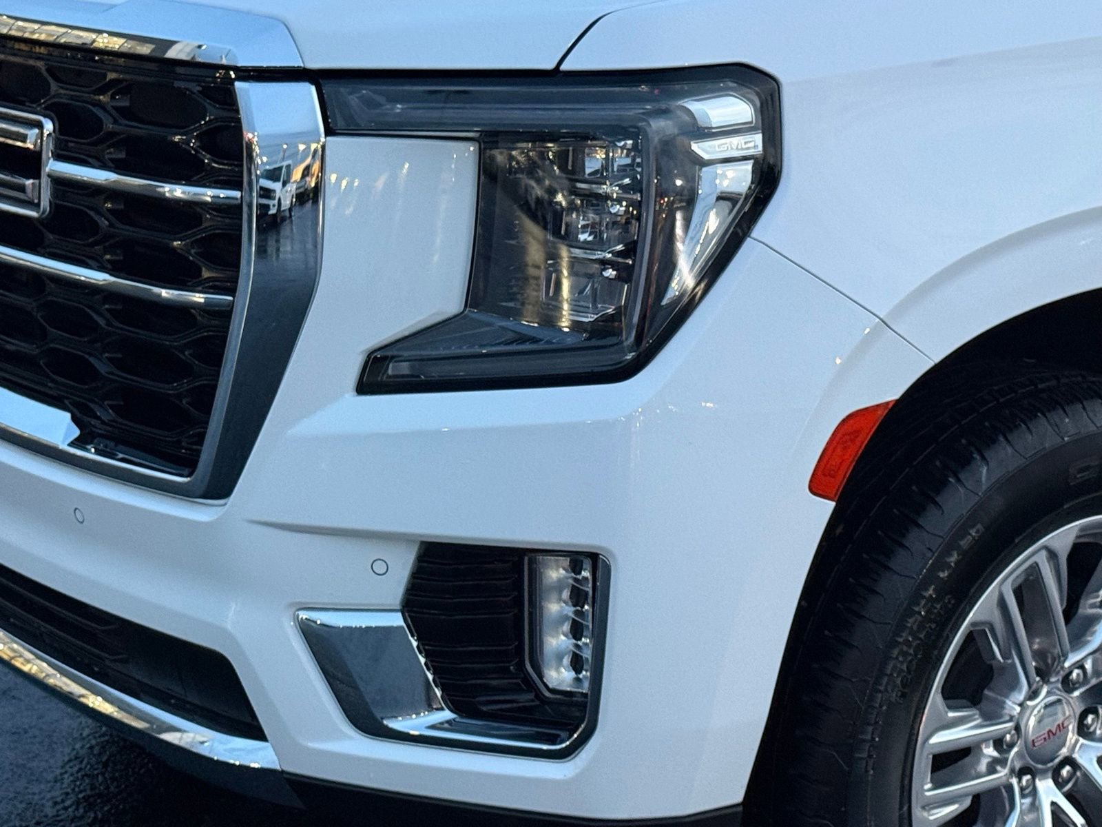 Used 2024 GMC Yukon SLT w/ SLT Luxury Package image 9