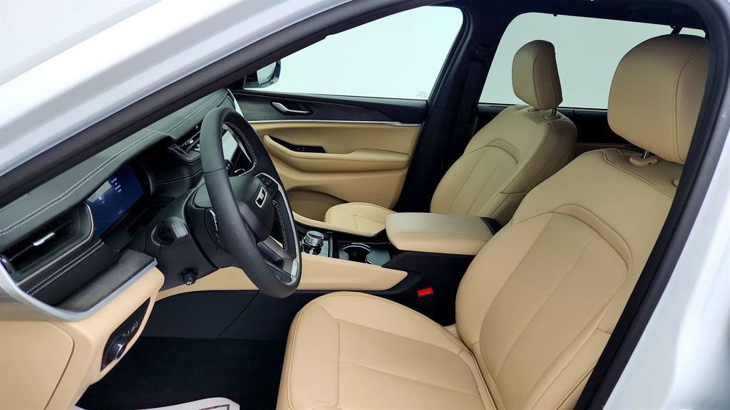 Used 2025 Jeep Grand Cherokee L Limited w/ Luxury Tech Group II AWD/4WD image 22